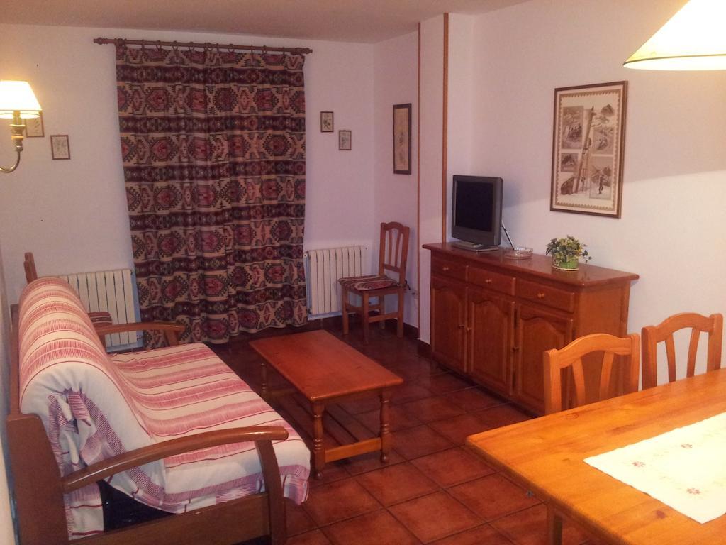 Apartamentos Petronilla Benasque Szoba fotó