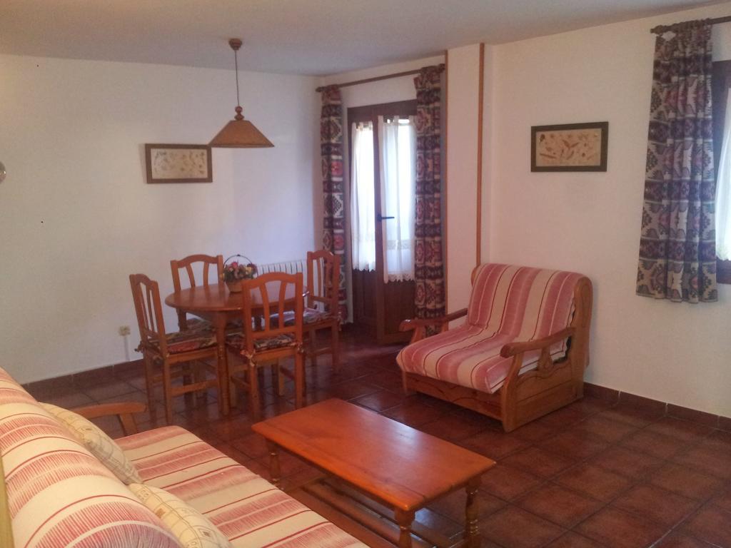 Apartamentos Petronilla Benasque Szoba fotó